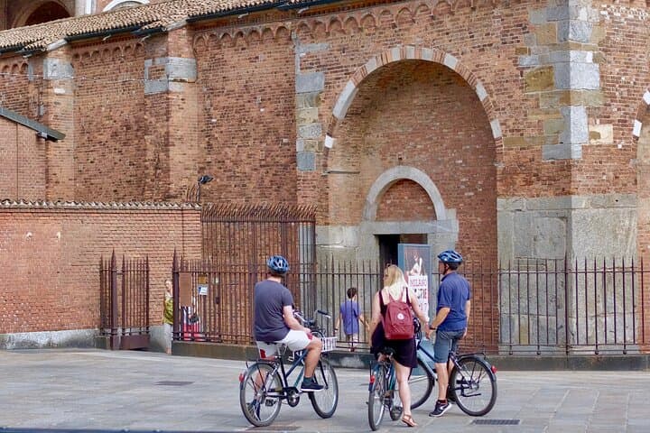 Milan: Bicycle Tour Live Tourist Guide 3 hours and half
