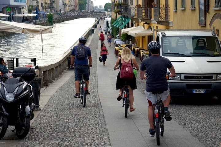 Milan: Bicycle Tour Live Tourist Guide 3 hours and half