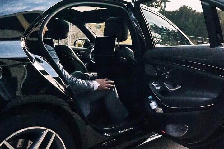 Private Transfer: Milan to Malpensa Airport MXP in Business Car