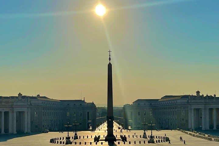 St.Peter's Dome, Basilica, Grottoes, and Breakfast Morning Private Tour