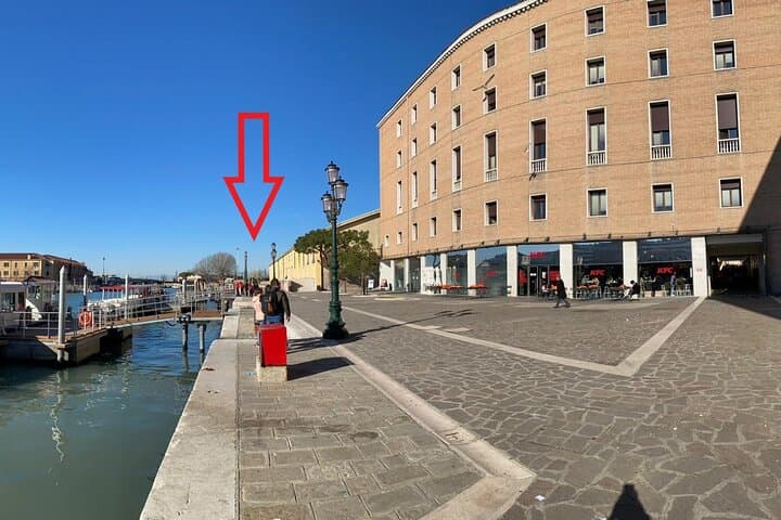 Punto di incontro alla stazione dei treni Santa Lucia, molo di fronte al fast food Kfc