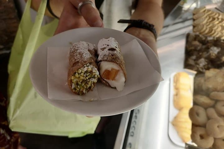 Dessert and Cakes Tasting and Sightseeing Tour in Rome