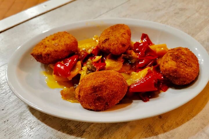 Evening Flavors of Naples: Private Food Tour and Wine Tasting