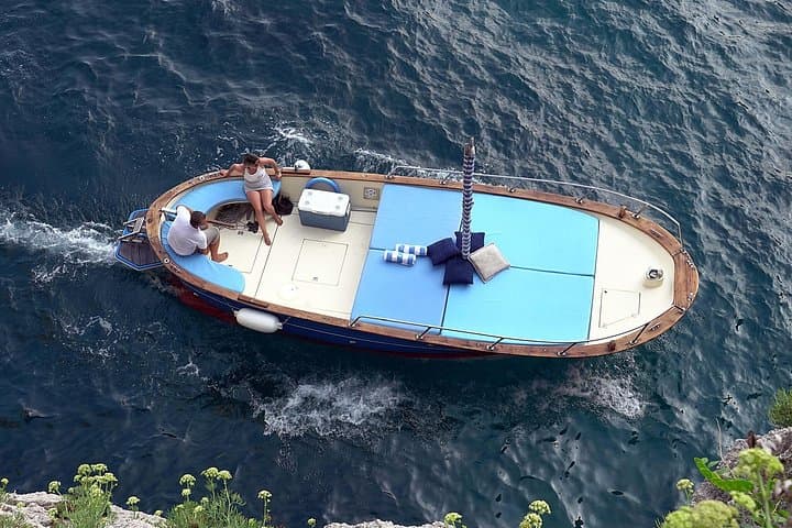 Capri enjoy the Dolce Vita by boat for 4 unforgettable hours!