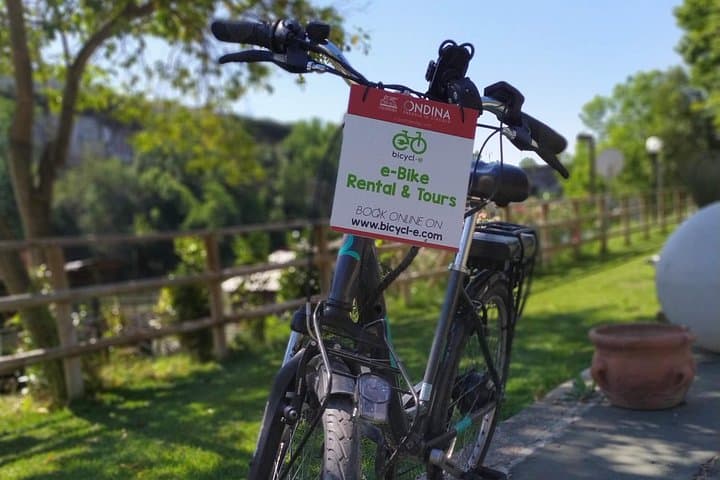 Rome Tiber cycle path: Electric & Muscle Rental Bike