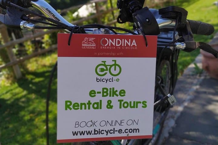 Rome Tiber cycle path: Electric & Muscle Rental Bike