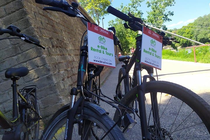 Rome Tiber cycle path: Electric & Muscle Rental Bike