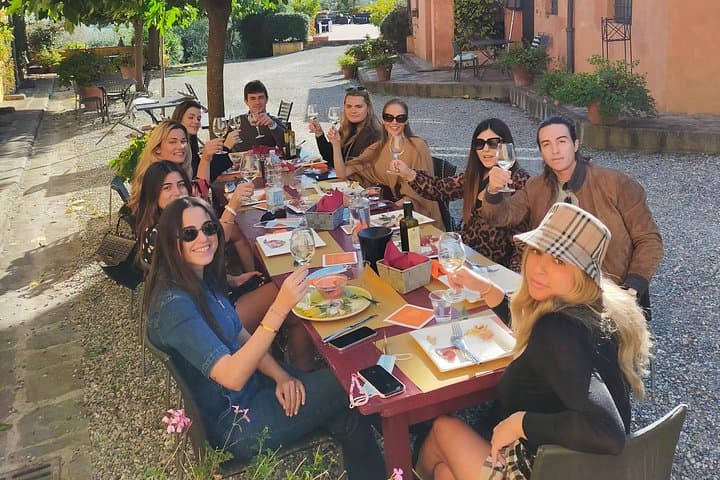 Private wine tour on the wonderful hills of Lucca
