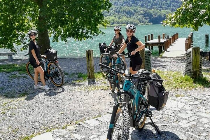 Cycle the nature reserve of Lake Piano