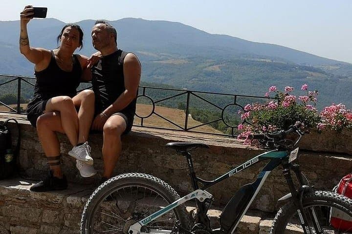 Enobike tour to Lake Corbara and Titignano Castle