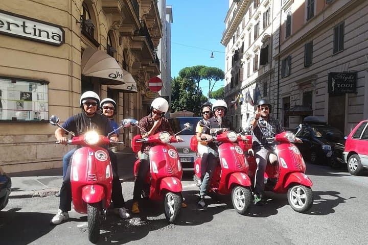 Beautiful Roma Tour on Vespa with Driver