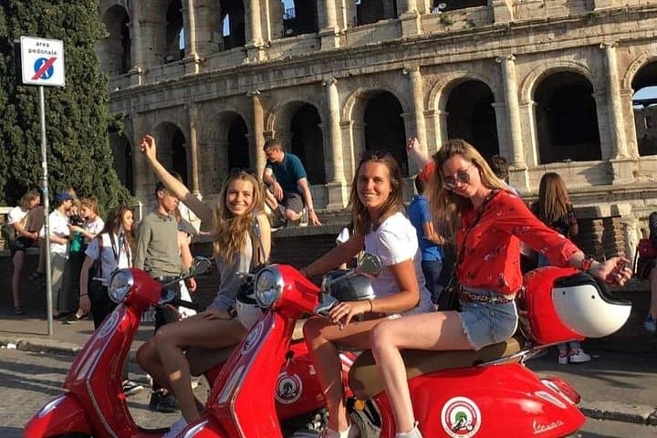 Beautiful Roma Tour on Vespa with Driver