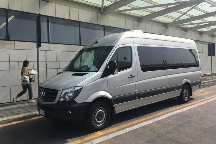 MINIBUS FOR GROUPS OF 7 TO 8 PEOPLE