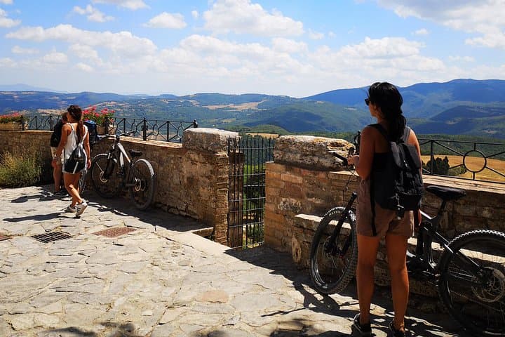 Enobike tour to Lake Corbara and Titignano Castle