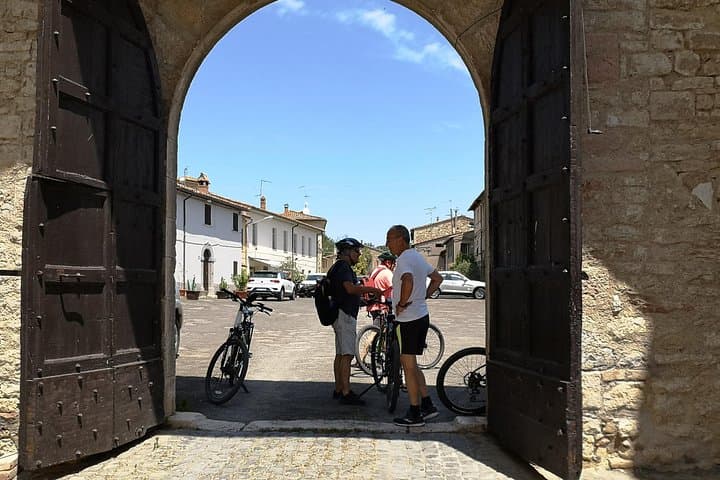 Enobike tour to Lake Corbara and Titignano Castle