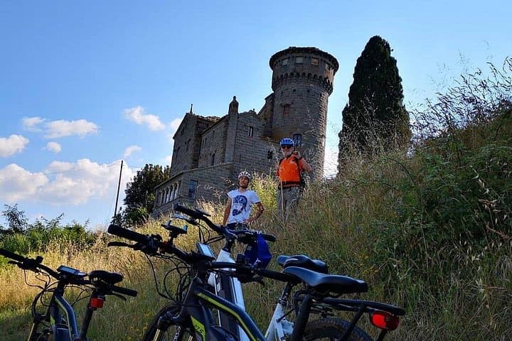 Enobike tour to Lake Corbara and Titignano Castle