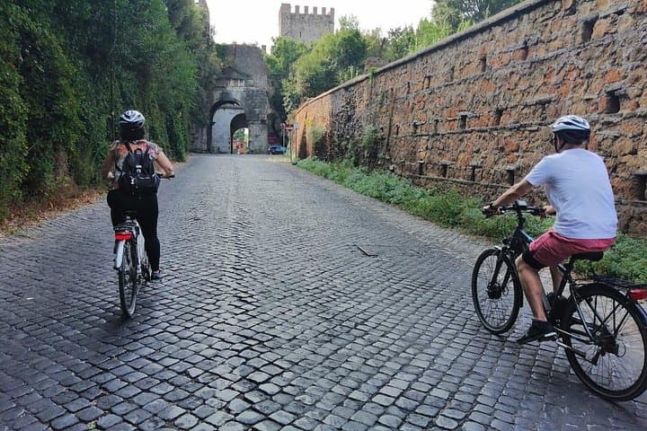 Rome 4hr Bike Hire with Entrance to the Baths of Caracalla
