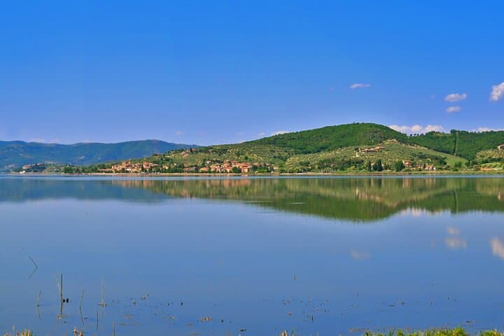 Sunset Boat Tour at Lake Trasimeno with Aperitif or Dinner