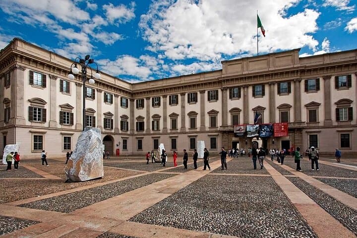 Milan Airport MXP Round-Trip Transfer in Private Van