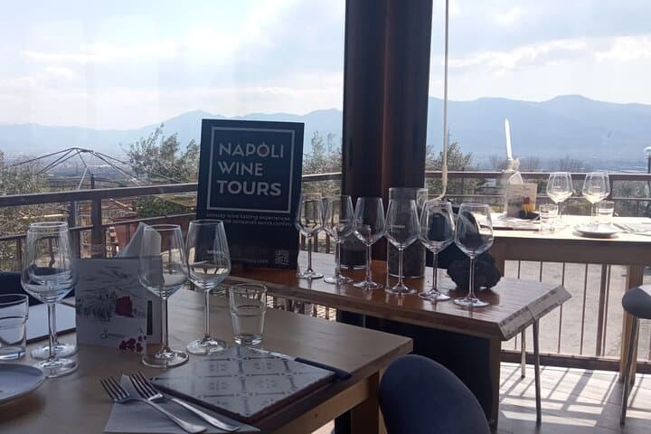 Wine tasting lunch with view on Naplesand Pompei