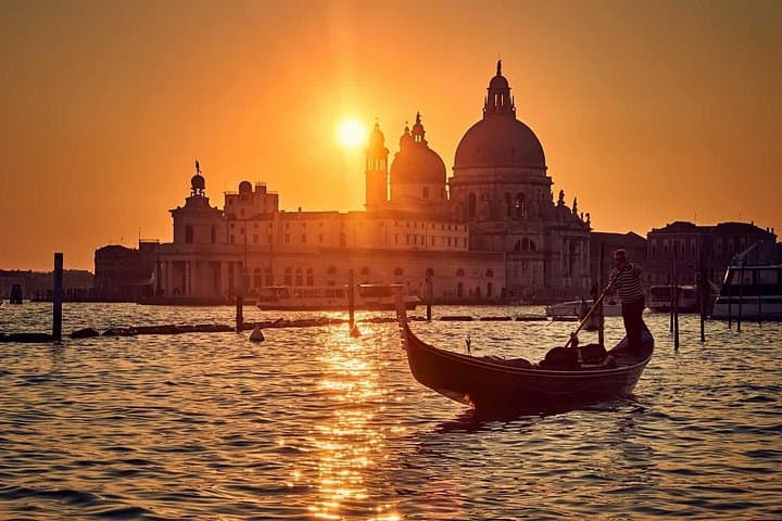 The jewels of the North Italy 3 days tour. Departure from Milan