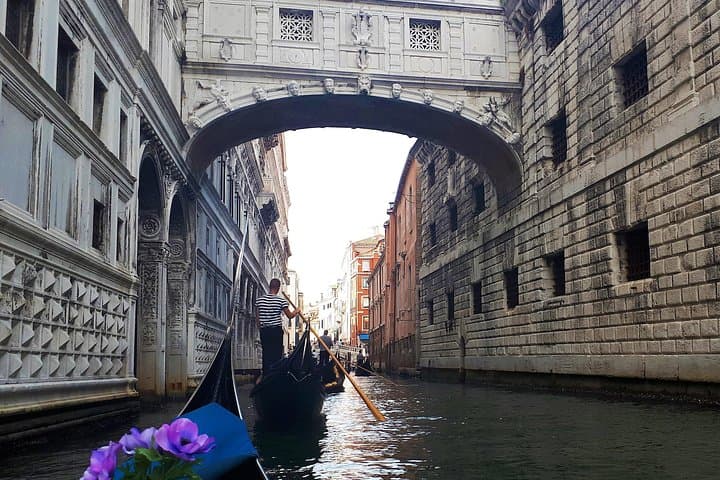 The jewels of the North Italy 3 days tour. Departure from Milan
