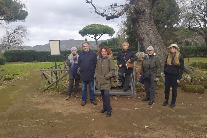 Group picture with the guide at the necropolis of Banditaccia