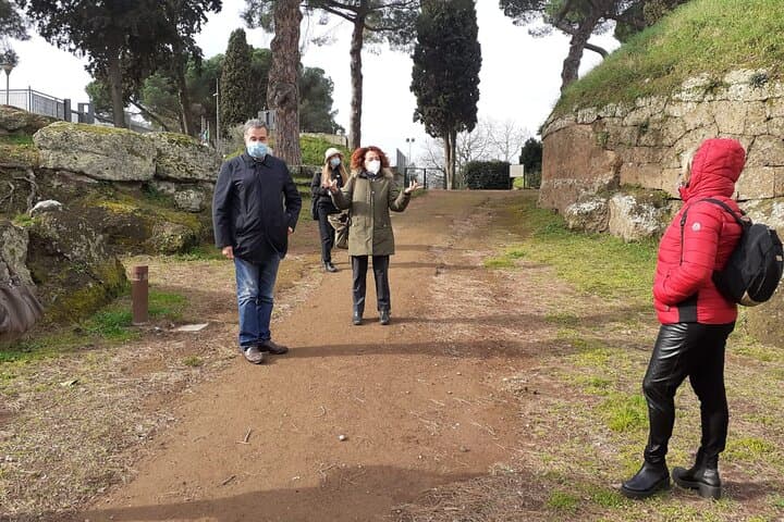The guide explaing the decorated funerary mounds.