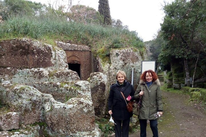The guide and a tourist at the entrance of a mound