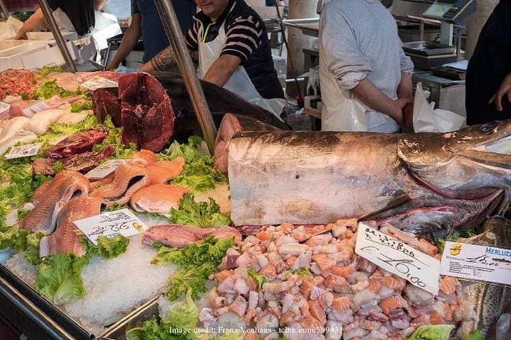 Explore Venice Rialto Markets at Dawn: Private Walking Tour