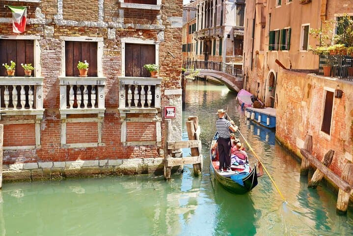 Private Tour: Venice Walk, Gondola, and Private Boat Tour ending on Murano Island with Venetian Lunch and Glass Factory Visit