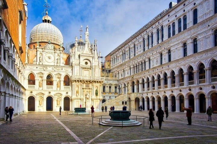 Private Tour: Venice Walk, Gondola, and Private Boat Tour ending on Murano Island with Venetian Lunch and Glass Factory Visit