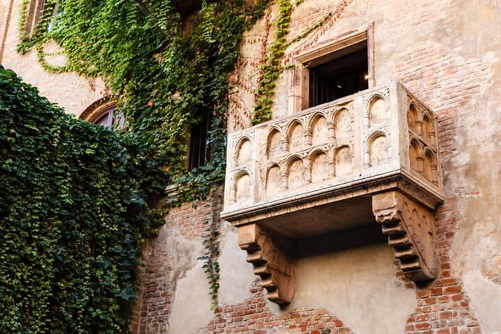 Verona Scavenger Hunt and Highlights Self Guided Tour