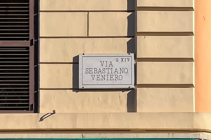 Our meeting point is located in Via Sebastiano Veniero, a few steps away from the Vatican Museums Entrance.