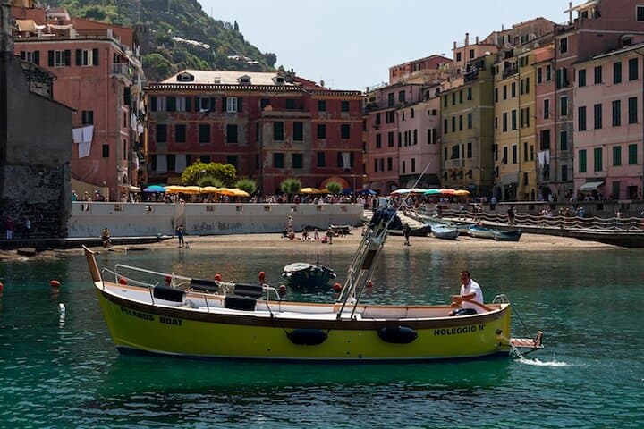 Relaxing Boat Tour with Aperitif in Cinque Terre