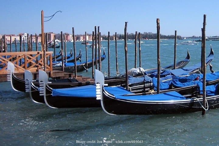 Explore Venice Rialto Markets at Dawn: Private Walking Tour