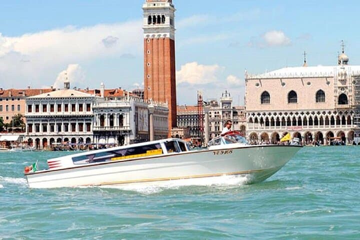 Private arrival transfer from Venice airport to hotel in Venice city center