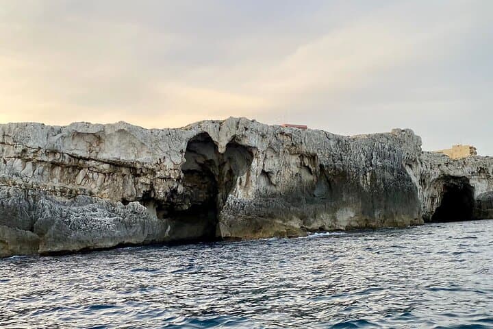 Private boat tour 1h Ortigia and caves with tales