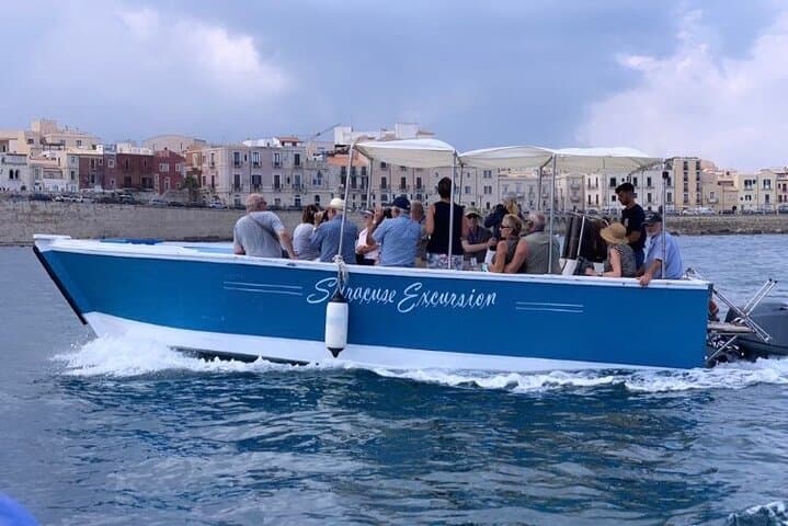 Private boat tour 1h Ortigia and caves with tales