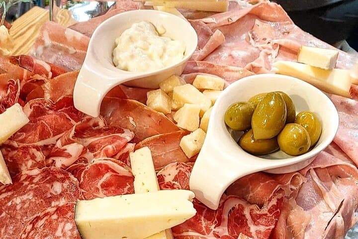 Bologna: the red medieval pearl and its delicious food (private tour)