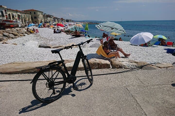 Pisa: Self-Guided Bike Tour to the Sea & Adventure Park