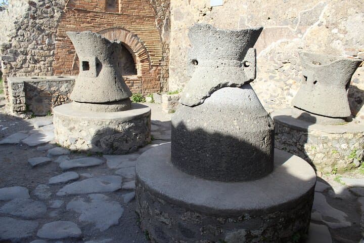 Fast Access Pompeii Tour for Families & Kids with Archaeologist