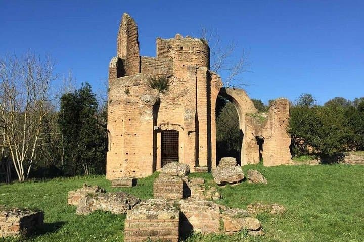 3-Hour Catacumbs and Appian Way Park Tour in Golf Car Pickup