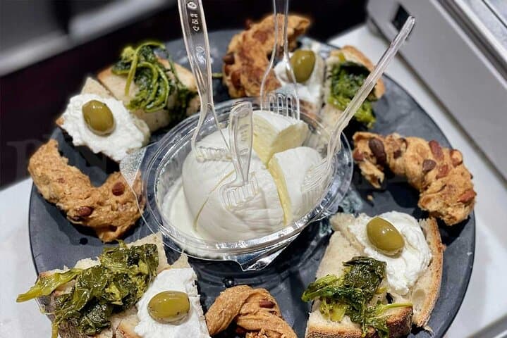 Eating Naples Street Food Tour with Guided Tasting and Sightseeing