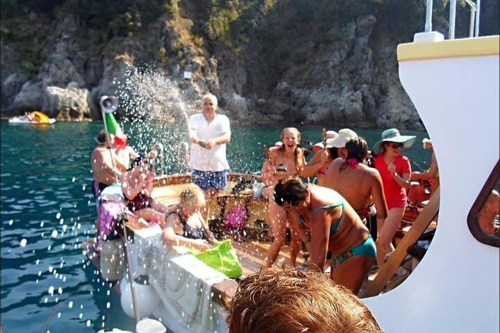 Boat tour of the island of Ischia with lunch and bath