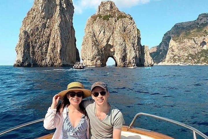 Capri enjoy the Dolce Vita by boat for 4 unforgettable hours!