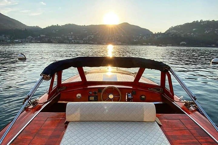 1 Hour Private Wooden Boat Tour on Lake Como 10 pax