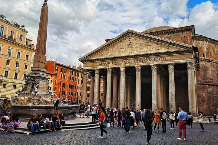 Private Stroll of the Artists in Rome: Best Squares & Fountains Tour
