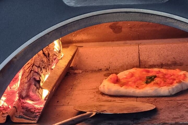 Beech wood in hoven for real smoked pizza