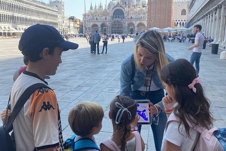 Venice kids tour and treasure hunt with Lucia